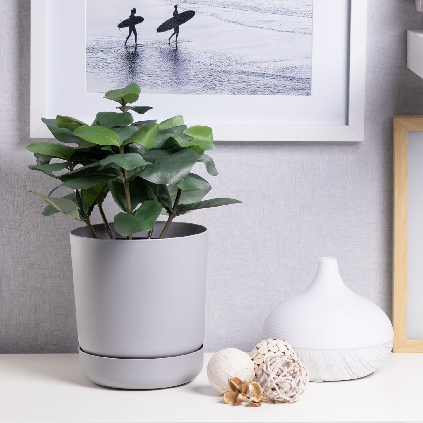 Classy Plant Pots Indoor Plastic Plant Pot with Integrated Plant Saucer