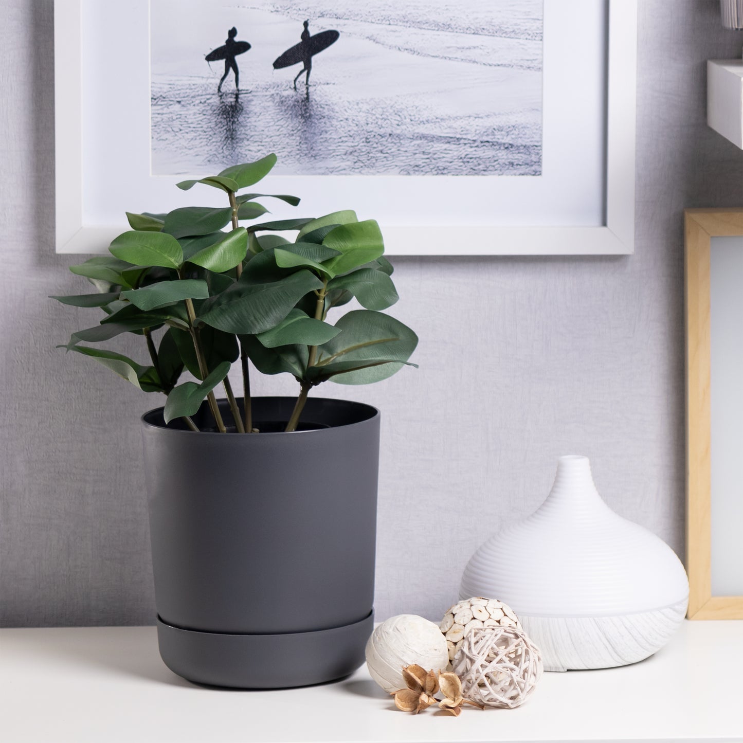 Classy Plant Pots Indoor Plastic Plant Pot with Integrated Plant Saucer