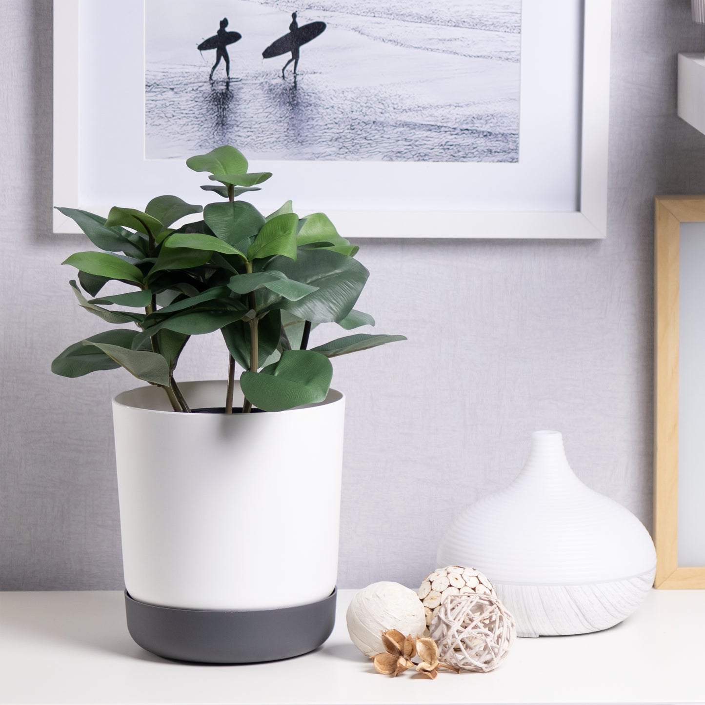Classy Plant Pots Indoor Plastic Plant Pot with Integrated Plant Saucer